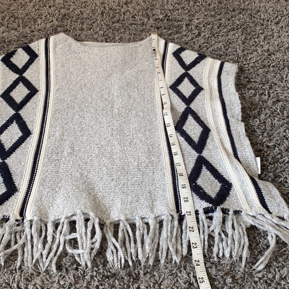 Girls Gray Roebuck & Company Boho Fringe Poncho Size M (10/12) - Picture 10 of 10